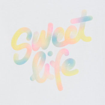 تيشيرت أبيض بأكمام طويلة عليه رسالة للفتيات